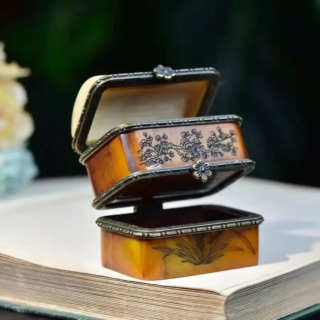 Chinese Vintage Style Painted Bone Jewelry Casket: Size: Length 6.2 cm - Width 4 cm - Height 6 cm. Weight 163 g. Materials: Camel bone. Condition: Looks like vintage. This rare and unique vintage-style trinket box is crafted from camel bone, adorned w
