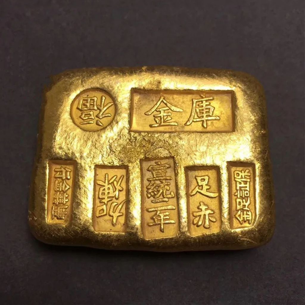 Chinese Culture Bullion Bar Replica Vintage Style: Size: Length 4 cm - Width 5 cm. Weight 245 g. Materials: Brass. Condition: Appears to have a classic aesthetic. Chinese old style ingot souvenir, a distinctive piece crafted from brass. This artifact 