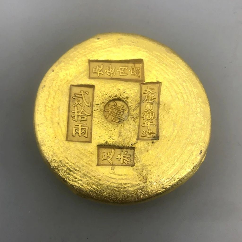 Elegant Chinese Retro Bullion Memento Bar Brass: Size: Diameter 7 cm - Thickness 1.6 cm. Weight 380 g. Materials: Brass. Condition: Resembles a retro aesthetic. Exquisite old style Chinese ingot souvenir, an addition to your collection crafted with 