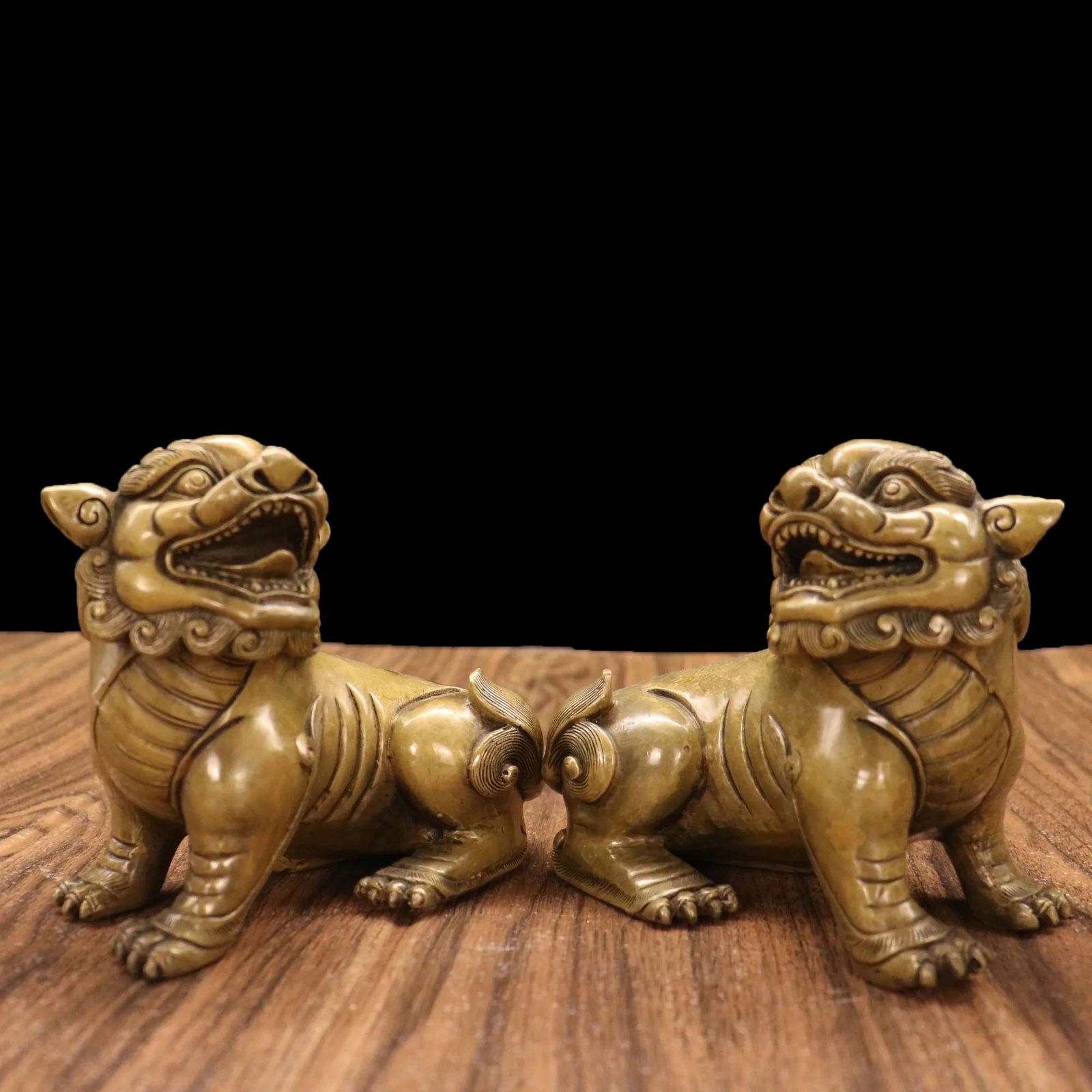 Vintage Style Bronze Foo Dogs Lion Statues Pair: Size: Length 14 cm - Height 12 cm - Width 9 cm. Weight 2.5 kg. Materials: Brass, bronze, copper. Condition: Looks like vintage. Vintage style Tibetan foo fu dogs statues pair. This exquisite pair of b