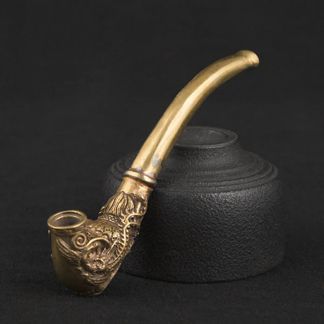 Vintage Style Serpent Design Carved Smoking Pipe: Size: Length 10 cm - Height 3.5 cm - Width 1 cm. Weight 52 g. Materials: Brass, copper. Condition: Looks like vintage. Vintage style dragon pattern tobacco pipe. The Chinese traditional dragon pattern