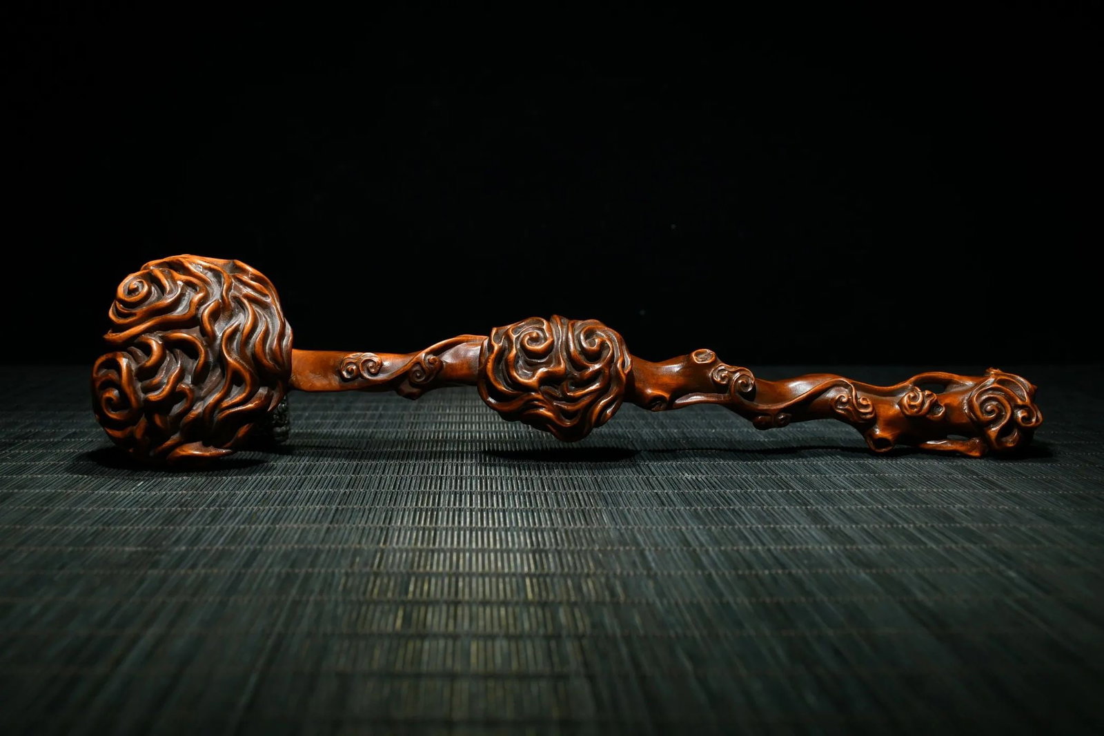 Unique Oriental Vintage-Style Ruyi Boxwood Scepter: Size: Height 5 cm - Length 30 - Width 7 cm. Weight 0.7 kg. Materials: Seikos, boxwood. Condition: Looks like vintage. This is a vintage-style Chinese traditional Ruyi scepter. The scepter is made of b