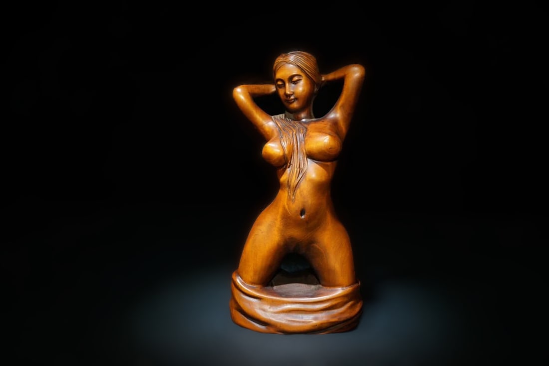 Vintage-Style Oriental Girl Carved Statue Netsuke: Size: Height 12 cm - Width 6 cm. Weight 81 g. Materials: Boxwood. Condition: Looks like vintage. This is a traditional Chinese netsuke in vintage style. The netsuke is hand carved from boxwood in the 