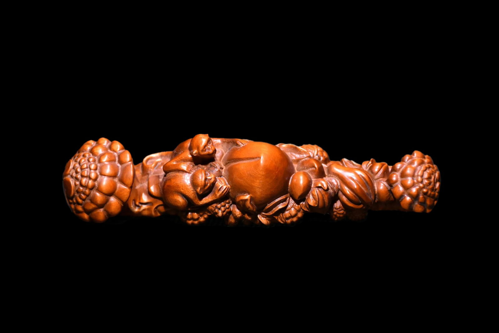 Old-Style Boxwood Hand-Carved Scepter Monkey Motif: Size: Length 11 cm - Height 3 cm - Width 3 cm. Weight 200 g. Materials: Boxwood. Condition: Looks like vintage. This vintage-style boxwood scepter is a masterful blend of artistic craftsmanship and cu
