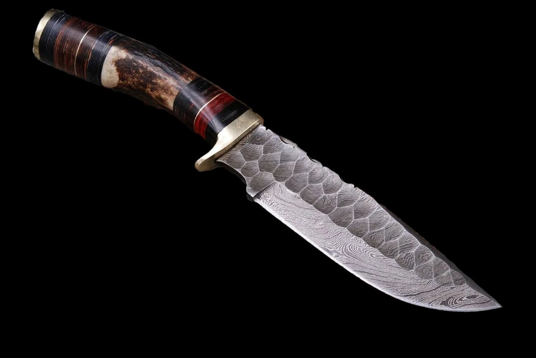 Hunting Knife With Damascus Steel Blade Handmade: Size: Overall Length 25.4 cm - Handle Length 12.7 cm - Blade Length 12.7 cm. Materials: Damascus steel, antlers, brass, leather. Condition: New. This hand-forged Damascus steel blade hunting knife is 