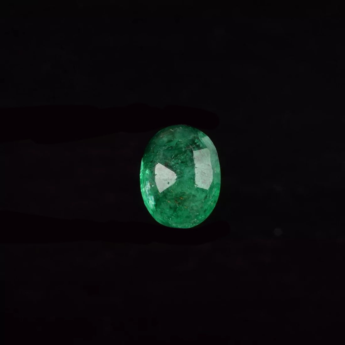 Natural Colombian Gemstone Certified Emerald Oval: Size: 6.60 Ct. Length 1.2 cm - Width 1 cm - Item Depth 0.5 cm. Materials: Emerald. Condition: Excellent. This Colombian green emerald with EGL certification , expertly cut into an elegant oval shape, 