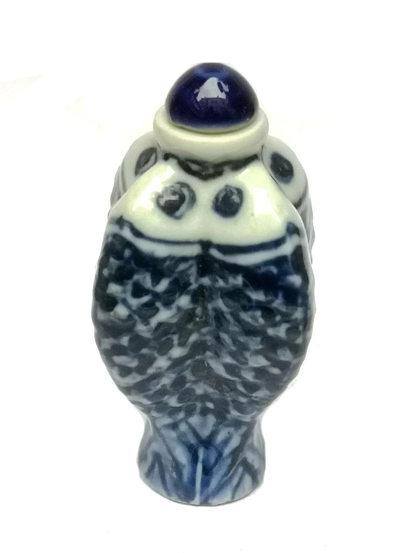 Vintage Fish Motif Chinese Porcelain Snuff Bottle: Size: Width 3.2 cm - Height 7 cm - Thickness 3.2 cm. Weight 52 g. Materials: Porcelain. Condition: Resembles a retro aesthetic. A vintage style, this snuff bottle boasts a delightful design crafted fr