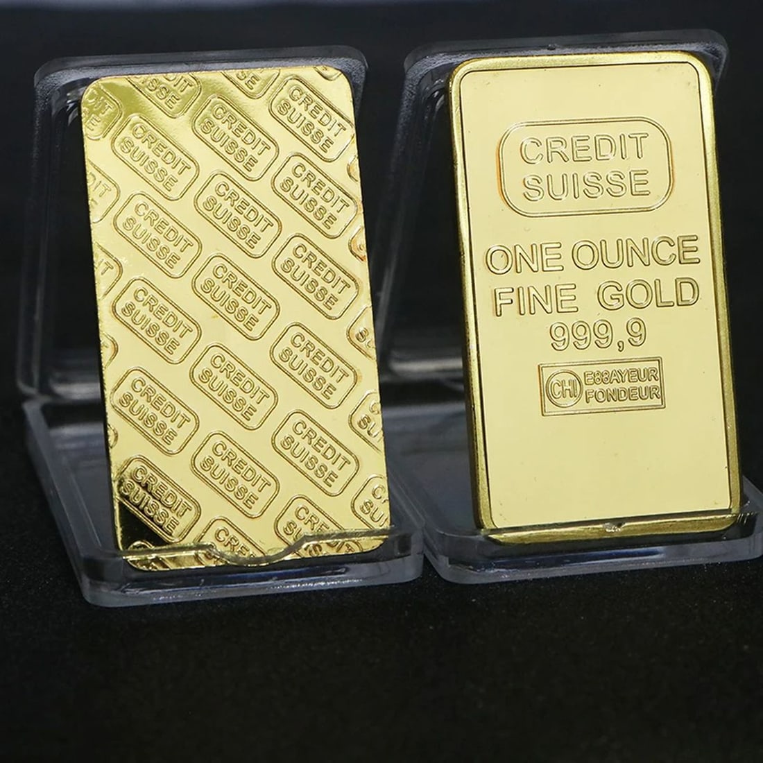 Collectible Plated Bar Souvenir Replica Ingot Gold: Size: Height 5 cm - Width 2.8 cm - Thickness 0.3 cm. Materials: Metal with plated gold. Condition: New. This metal replica of a Credit Suisse bar, plated with gold, pays homage to the prestigious Swis