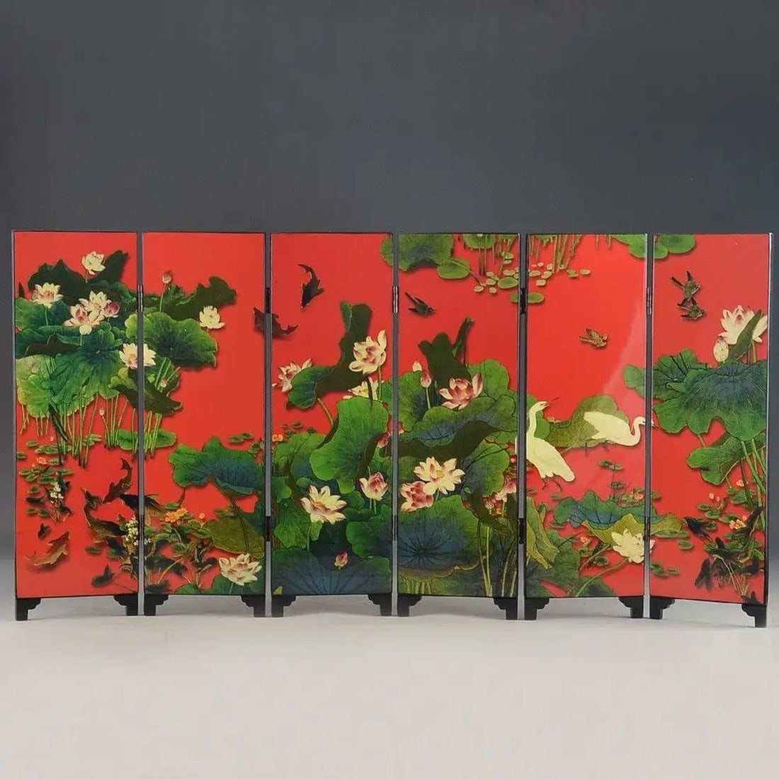 Vintage Asian Small Lacquer Screen Lotus Design: Size: Length 47 cm - Thickness 0.5 cm - Width 23.6 cm. Weight 570 g. Materials: Lacquerware. Condition: Looks like vintage. This small, exclusive Chinese classical lacquered folding screen is a master