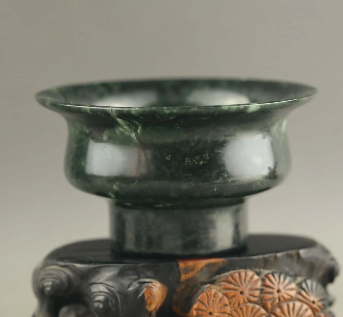 Traditional-Style Jade Cup Chinese Hand-Carved: Size: Height 4.7 cm - Diameter 8.3 cm. Weight 65 g. Materials: Jade. Condition: Excellent. This vintage-style jade cup is opaque, allowing light to pass through and illuminate the intricate details of