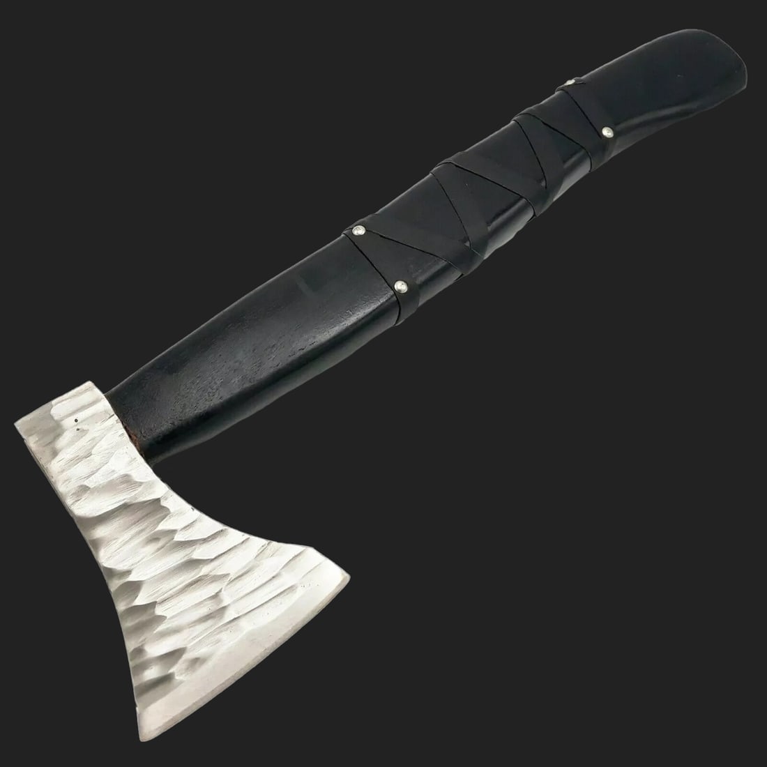 Viking Axe Engraved Blade Carbon Steel Norse Motif: Size: Overall length 45.72 cm - Blade length 13.34 cm - Handle length 40.64 cm. Hardness 50-55 HRC Materials: Rose wood, Leather, Carbon steel. Condition: New. This exquisitely crafted Viking axe embo