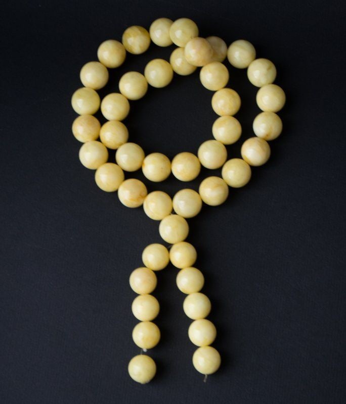 Substantial vintage necklace with rich, dark natural Baltic amber.: Experience the rich depth of color in this 151-gram vintage necklace, crafted from natural Baltic amber. Weight: 151 grams (5.32 oz) Bead Size: 14-27 mm Length: 480 mm Stone: 100% Natural Baltic Amber