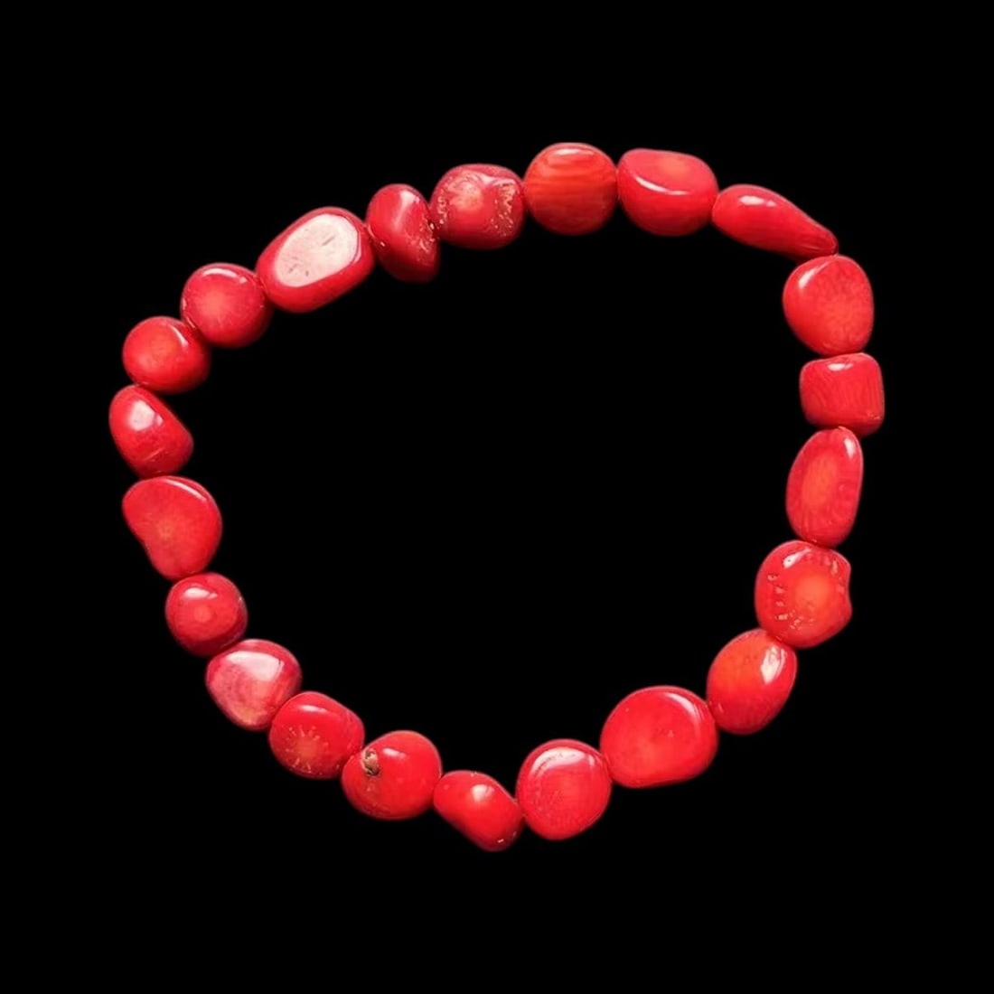 Vintage-Inspired Red Pure Coral Stone Bracelet: Size: Length 19 cm - Bead Diameter 0.8-1 cm. Materials: Coral. Condition: Excellent. This vintage-inspired bracelet features natural red coral stones, each uniquely shaped and polished to highlight it