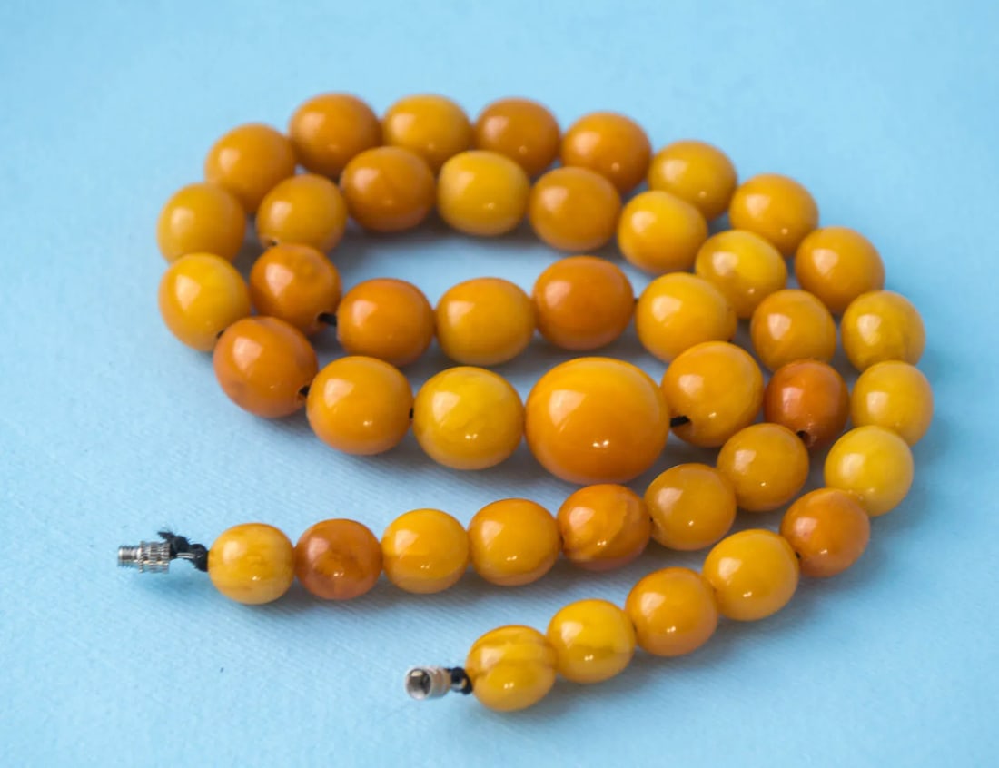 Antique Baltic Amber Necklace Aged Honey Butterscotch Tones: 37 g. Amber necklace antique old honey color vintage butterscotch egg yolk. Extremely rare find royal 100% natural vintage Baltic amber necklace Weight: 37 gr Size of beads: 9-17 mm Length: 520 mm Tre