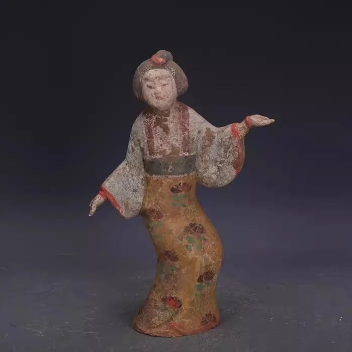 Vintage Style Dancer Woman Painted Figurine Statue: Size: Height 32 cm - Length 20 cm - Width 11 cm. Weight 162 g. Materials: Ceramic, enamel. Condition: Excellent. This vintage style figurine is an elegant representation of a Tang Dynasty dancer, hand