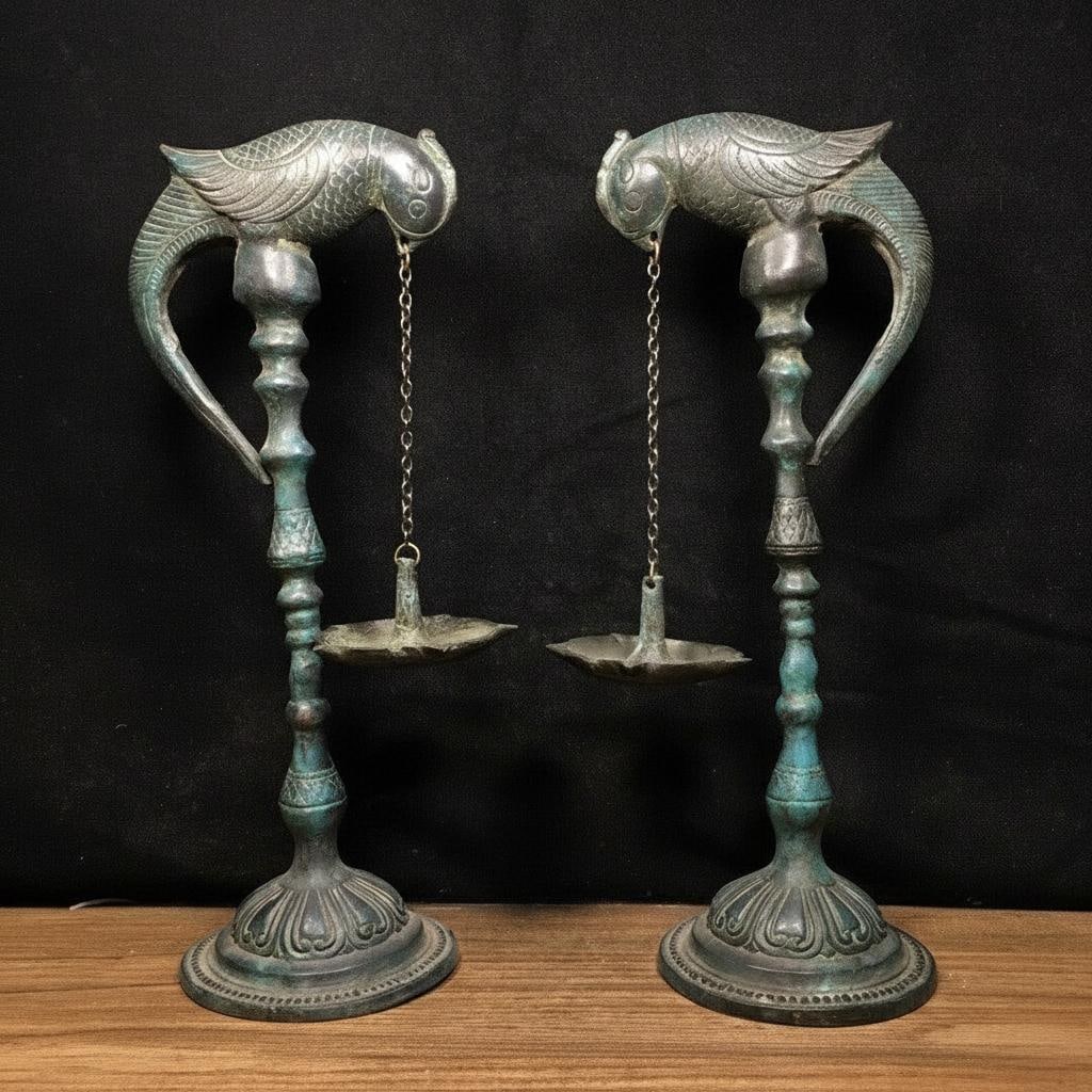 Retro Bronze Candle Holder Pair Parrot Figures: Size: Height 26 cm - Length 10 cm - Width 8 cm. Weight 3 kg. Materials: Bronze. Condition: Looks like vintage. This retro-style bronze candle holder pair, crafted in the tradition of the China Dynasty