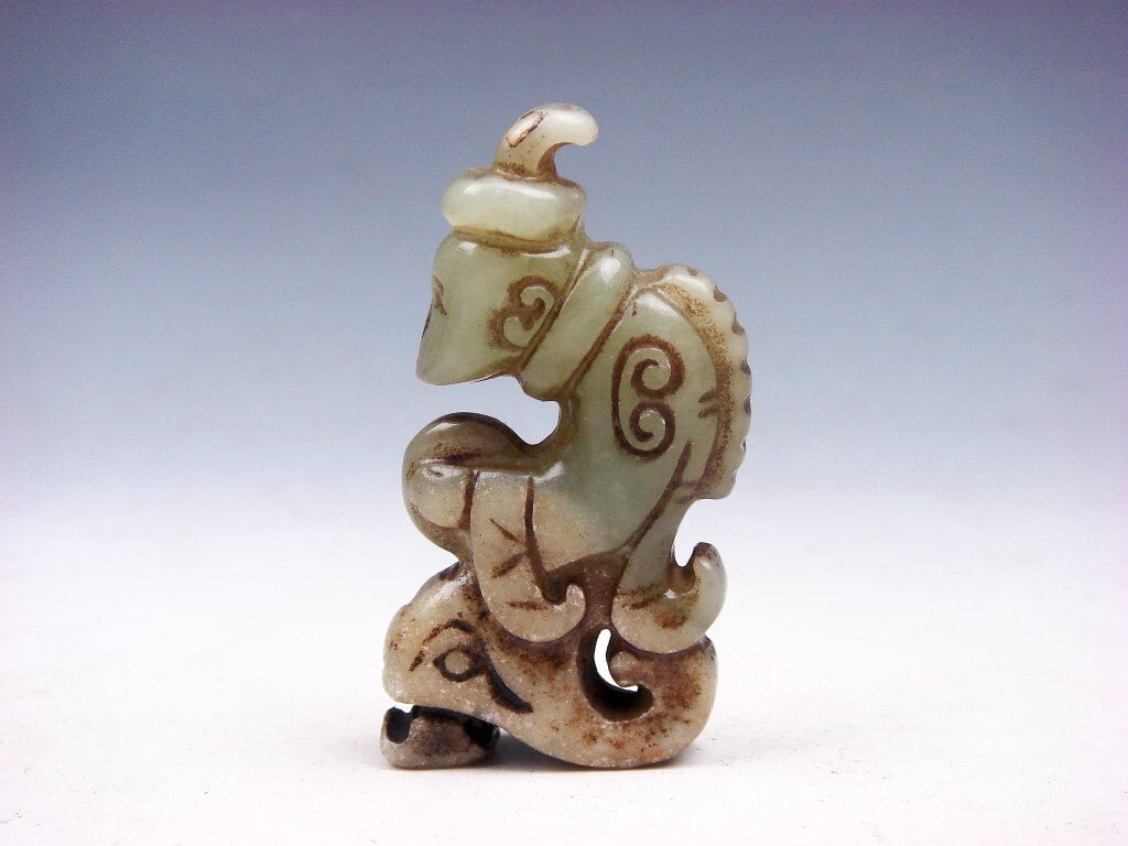 Retro-Style Chinese Sculpture Figurine Carved Jade: Size: Height 5 cm - Length 3 cm - Width 1 cm. Materials: Jade. Condition: Appears to have a classic aesthetic. This vintage-style Chinese sculpture is a small figurine carved from jade. The figure is