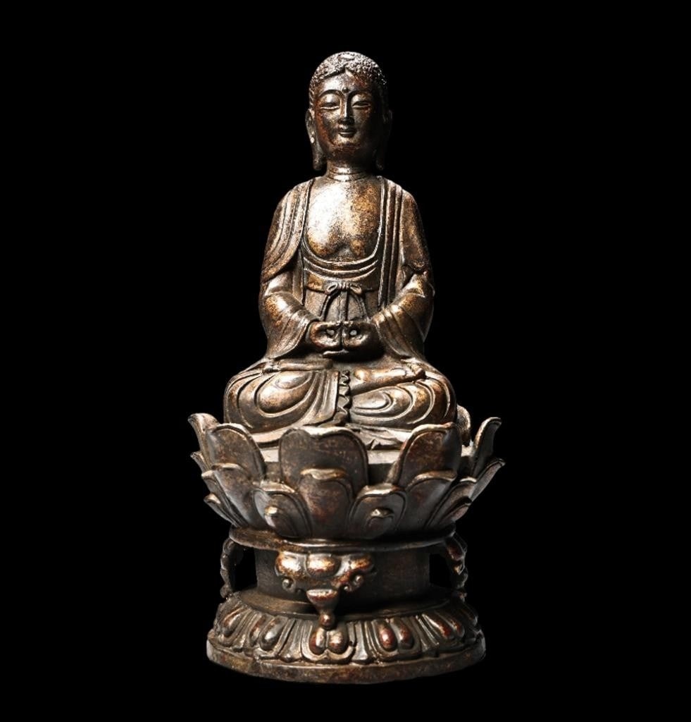 Rare Retro Style Statue Buddha Detailed Figure: Size: Height 22 cm - Length 12 cm - Width 12 cm. Materials: Bronze. Condition: Looks like vintage. This retro style Chinese statue depicts a seated Buddha figure. The piece is cast from bronze and fea