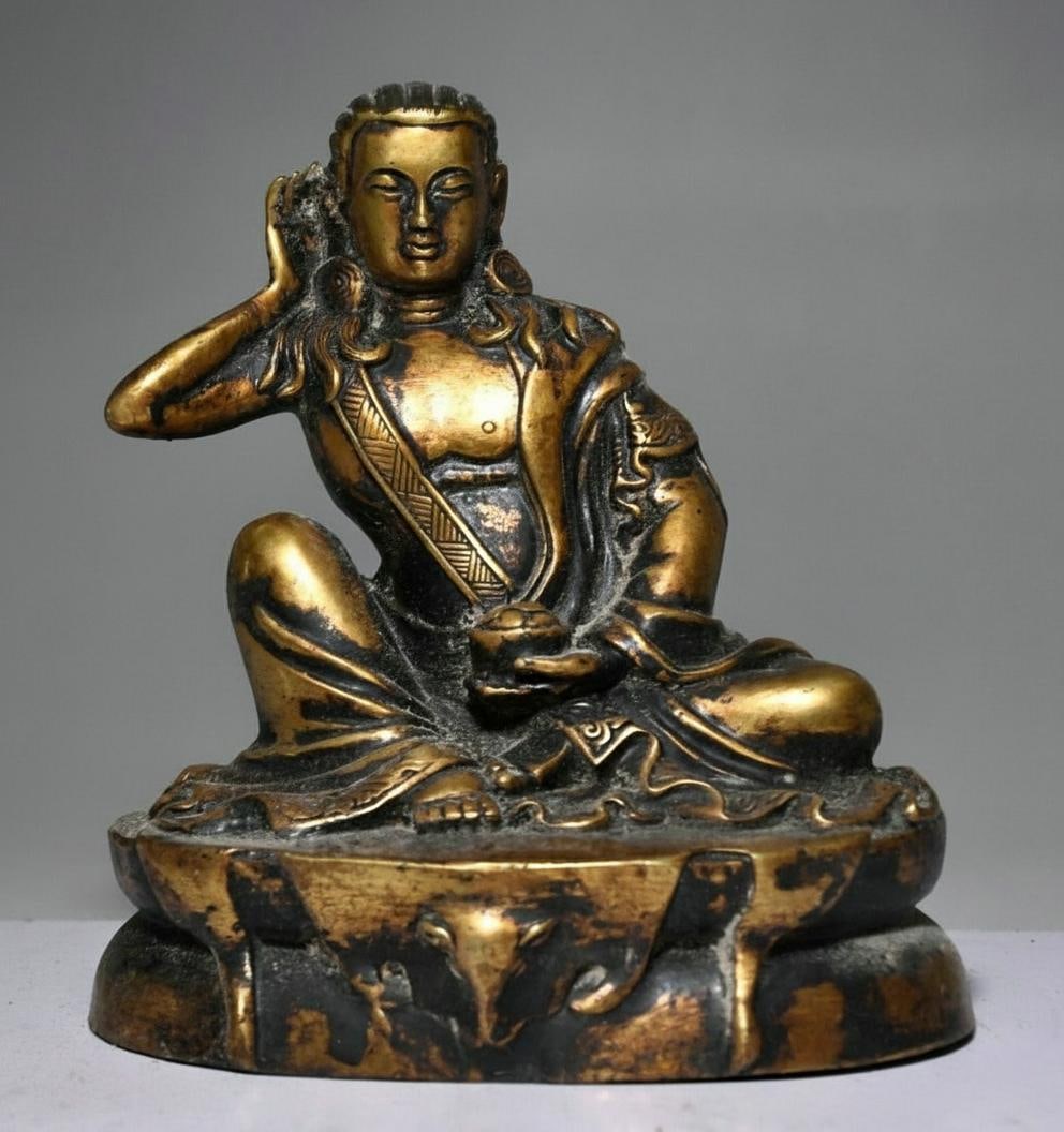 Vintage-Style Statue Bronze Milarepa Teacher Yogi: Size: Height 14 cm - Length 12 cm - Width 12 cm. Weight 1 kg. Materials: Bronze, gilt. Condition: Resembles a retro aesthetic. This vintage-style statue is a Tibetan Buddhist sculpture made of gilded