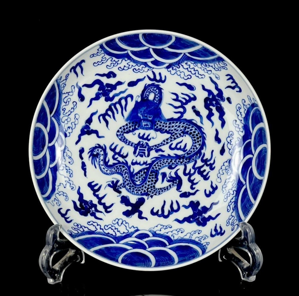 Retro Asian Plate Dragon Motif Guangxu Inspired: Size: Height 4 cm - Length 20 cm - Width 20 cm. Materials: Porcelain. Condition: Excellent. This retro-style Chinese porcelain plate features blue and white decoration with a prominent dragon motif. T