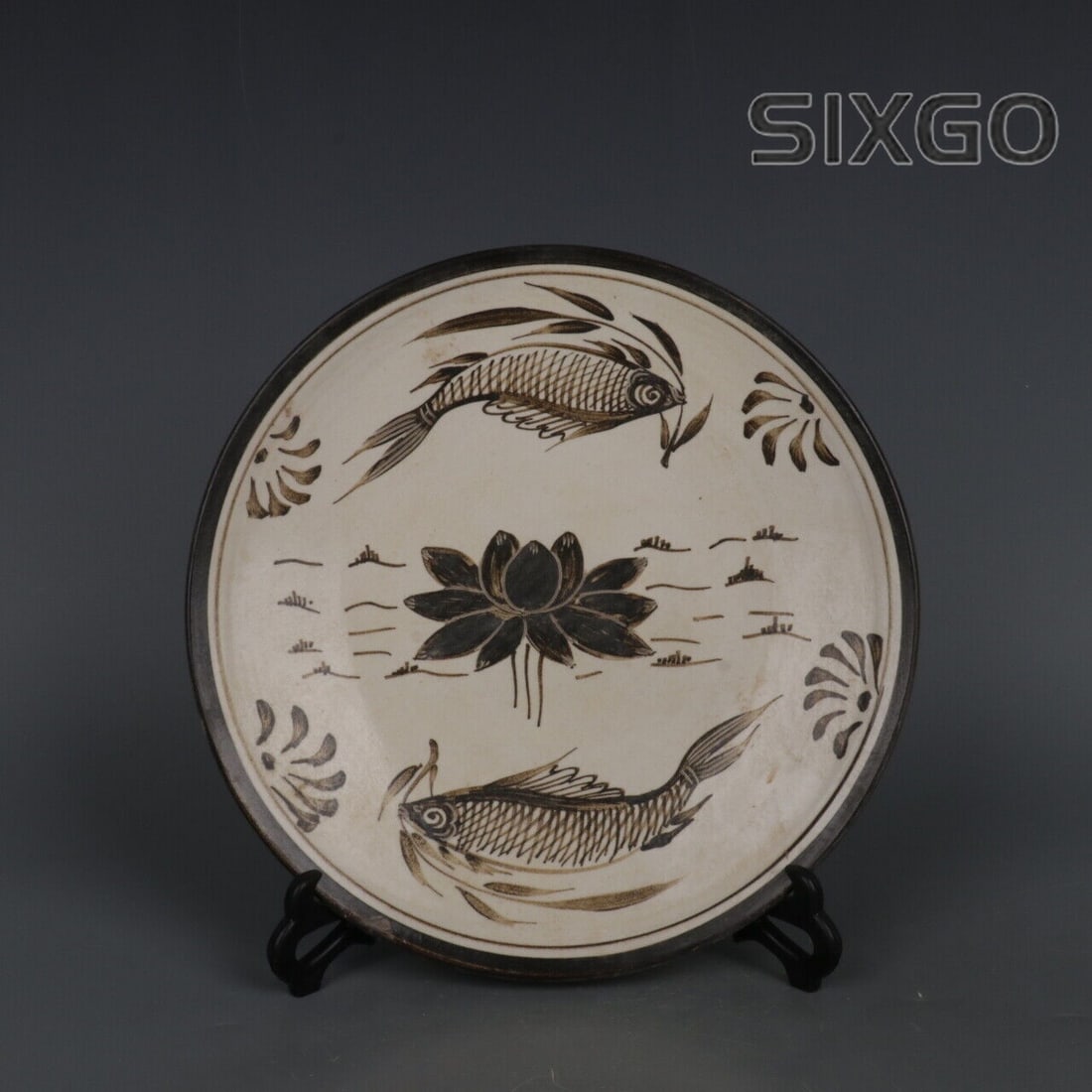 Asian Porcelain Plate Black Glaze Lotus Design: Size: Height 4 cm - Length 22 cm - Width 18 cm. Materials: Porcelain. Condition: Excellent. This retro-style Chinese porcelain plate is crafted in the Magnetic State kiln style of the Song Dynasty. It