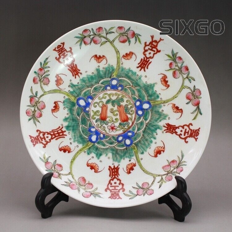 Jingdezhen Porcelain Plate Rose Family Peach Bat: Size: Height 3 cm - Length 21 cm. Materials: Porcelain. Condition: Resembles a retro aesthetic. This retro-style Chinese porcelain plate from Jingdezhen features a "Rose Family" motif. The design feat
