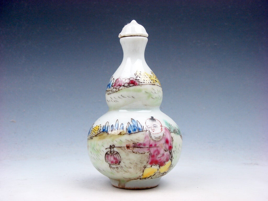 Retro Style Snuff Bottle Pumpkin Shape Boy Motif: Size: Height 9 cm - Length 5 cm - Width 5 cm. Materials: Porcelain. Condition: Looks like vintage. This retro-style porcelain snuffbox is shaped like a pumpkin and painted in the Familie Rose style. T