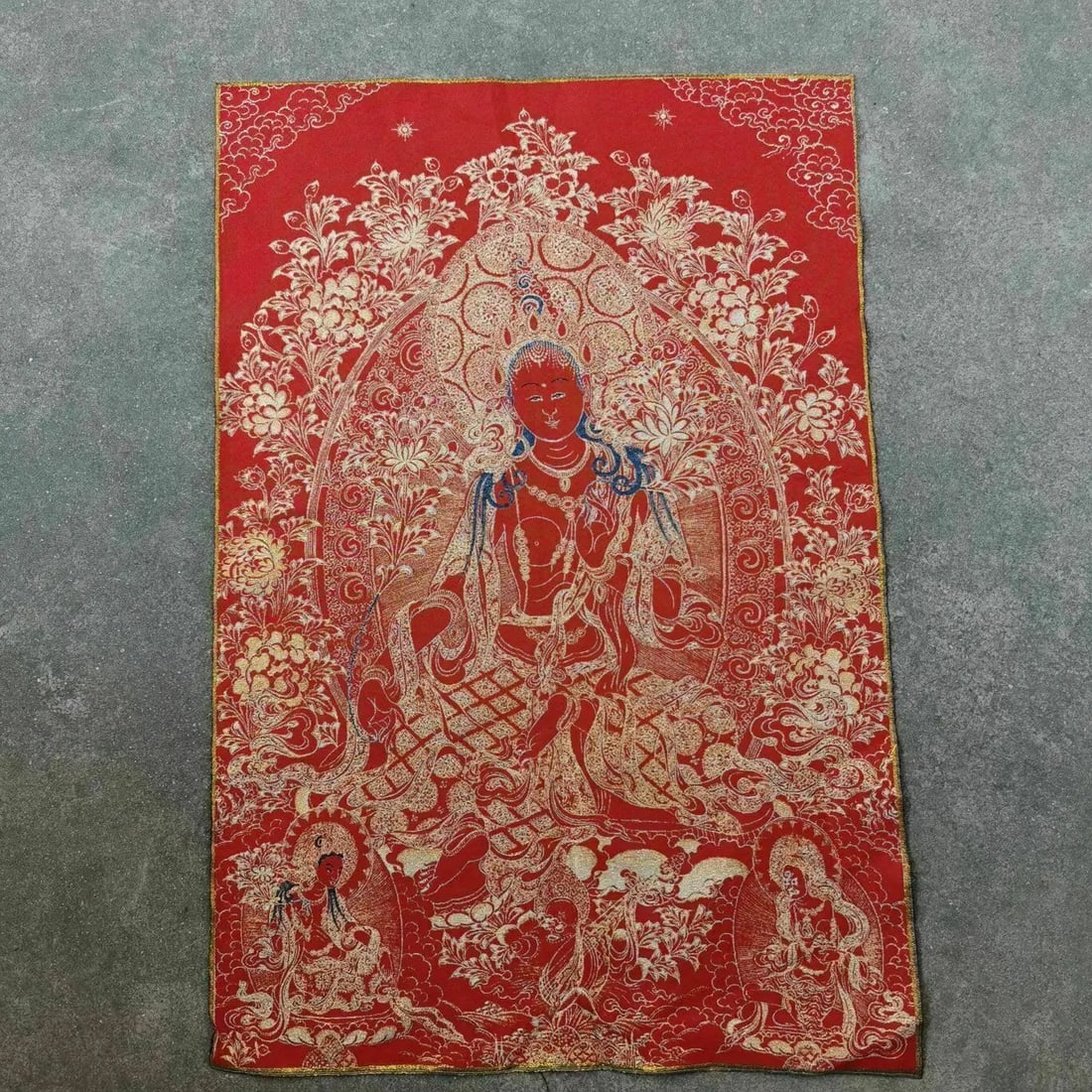 Red Tara Buddhist Deity Thangka Silk Cloth Art: Size: Length 90 cm - Width 60 cm. Materials: Cloth, silk. Condition: Excellent. This retro-style painting represents Tibetan scroll art, traditionally known as Thangka. The painting is done on fabric