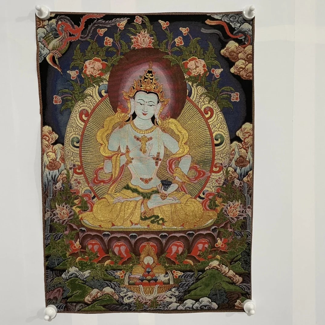 Amitabha Buddha Silk Brocade Thangka Art Decor: Size: Height 90 cm - Length 60 cm. Weight 0.15 kg. Materials: Embroidery, silk, brocade, textiles. Condition: Excellent. This Tibetan thangka, inspired by vintage, is a beautiful work of Buddhist art,