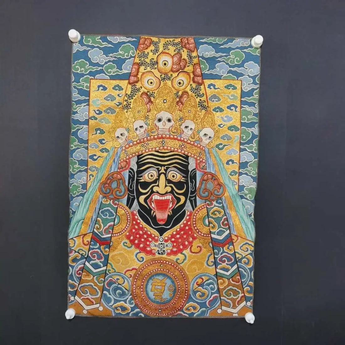 Thangka Embroidery Zakirim Buddha Head Scroll: Size: Height 90 cm - Length 60 cm. Weight 0.2 kg. Materials: Embroidery, textiles. Condition: Appears to have a classic aesthetic. This Tibetan thangka, inspired by ancient times, is a beautiful examp