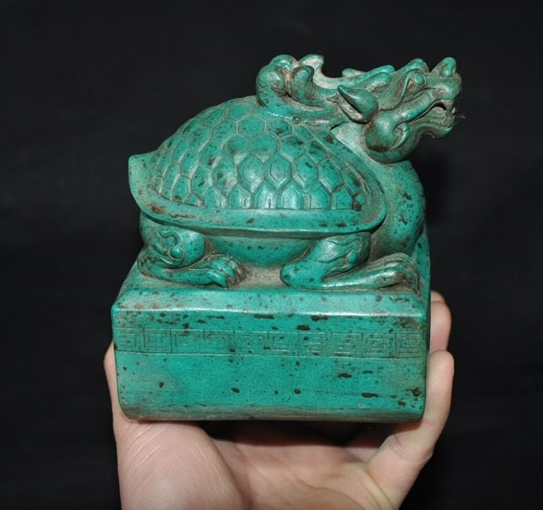 Asian Handmade Vintage-style Turtle Feng Shui Seal: Size: Height 4.57 cm - Length 6.6 cm - Width 5.08 cm. Weight 0.3 kg. Materials: Turquoise. Condition: Resembles a retro aesthetic. This Chinese seal is handmade from turquoise in a vintage style,