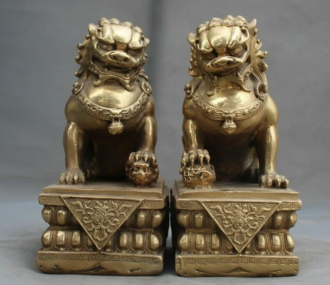 Pair Brass Feng Shui Foo Dog Guardian Lions: Size: Height 15 cm - Length 9 cm - Width 7 cm. Weight 2.5 kg. Materials: Brass. Condition: Excellent. This pair of statues features traditional Chinese guardian lions, often referred to as Foo Dogs. C