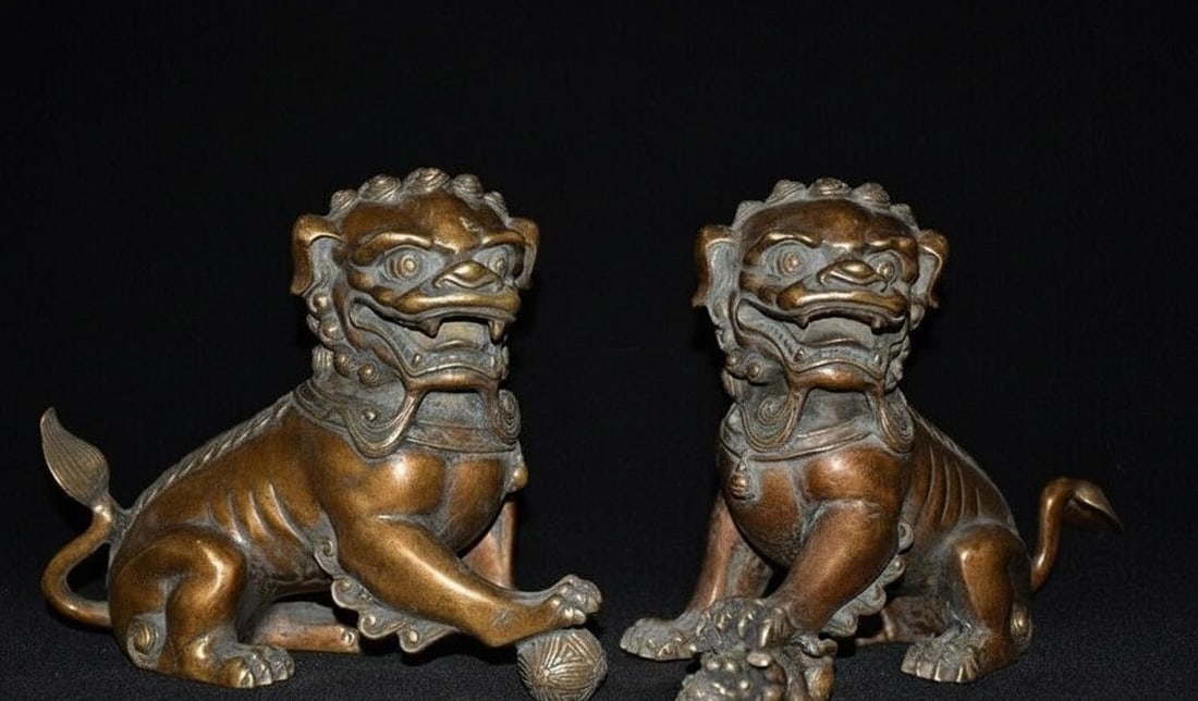 Chinese Bronze Foo Dog Guardian Beast Statue Pair: Size: Height 15 cm - Length 18 cm - Width 8 cm. Weight 2.6 kg. Materials: Bronze Condition: Resembles a retro aesthetic This pair features traditional Guardian Lions, commonly referred to as Foo Dogs.