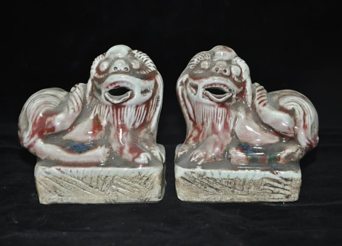 Porcelain Glaze Foo Dog Lion Guardian Statue Pair: Size: Height 10.5 cm - Length 9 cm - Width 8 cm. Weight 2.2 kg. Materials: Porcelain, glaze. Condition: Excellent. This pair features traditional Guardian Lions, known as Foo Dogs, finished with a cla