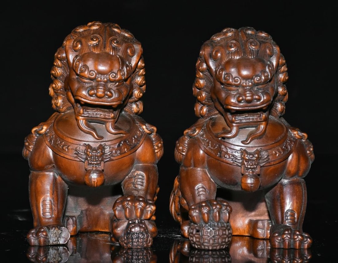 Boxwood Carved Foo Dog Lion Guardian Statue Pair: Size: Height 10 cm - Length 10 cm - Width 5 cm. Weight 1.5 kg. Materials: Boxwood. Condition: Excellent. This pair features traditional Guardian Lions, also known as Foo Dogs, hand-carved from boxwood