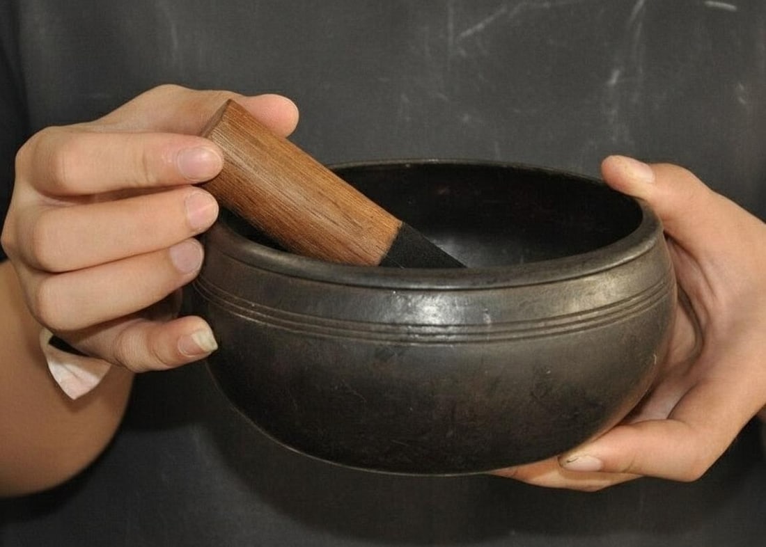 Relief Shakyamuni Dark Bronze Singing Bowl Art: Size: Height 7.5 cm - Width 13.5 cm. Weight 900 g. Materials: Bronze. Condition: Appears to have a classic aesthetic. This Tibetan-style singing bowl is crafted from bronze with a distinctive dark, an