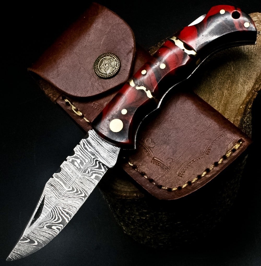 Reddish Wood Damascus Folding Knife Brass Pin: Size: Length 17.1 cm - Blade 7.6 cm. Materials: Damascus steel, wood, brass. Condition: New. This folding pocket knife features a blade crafted from Damascus steel, showcasing the characteristic wavy
