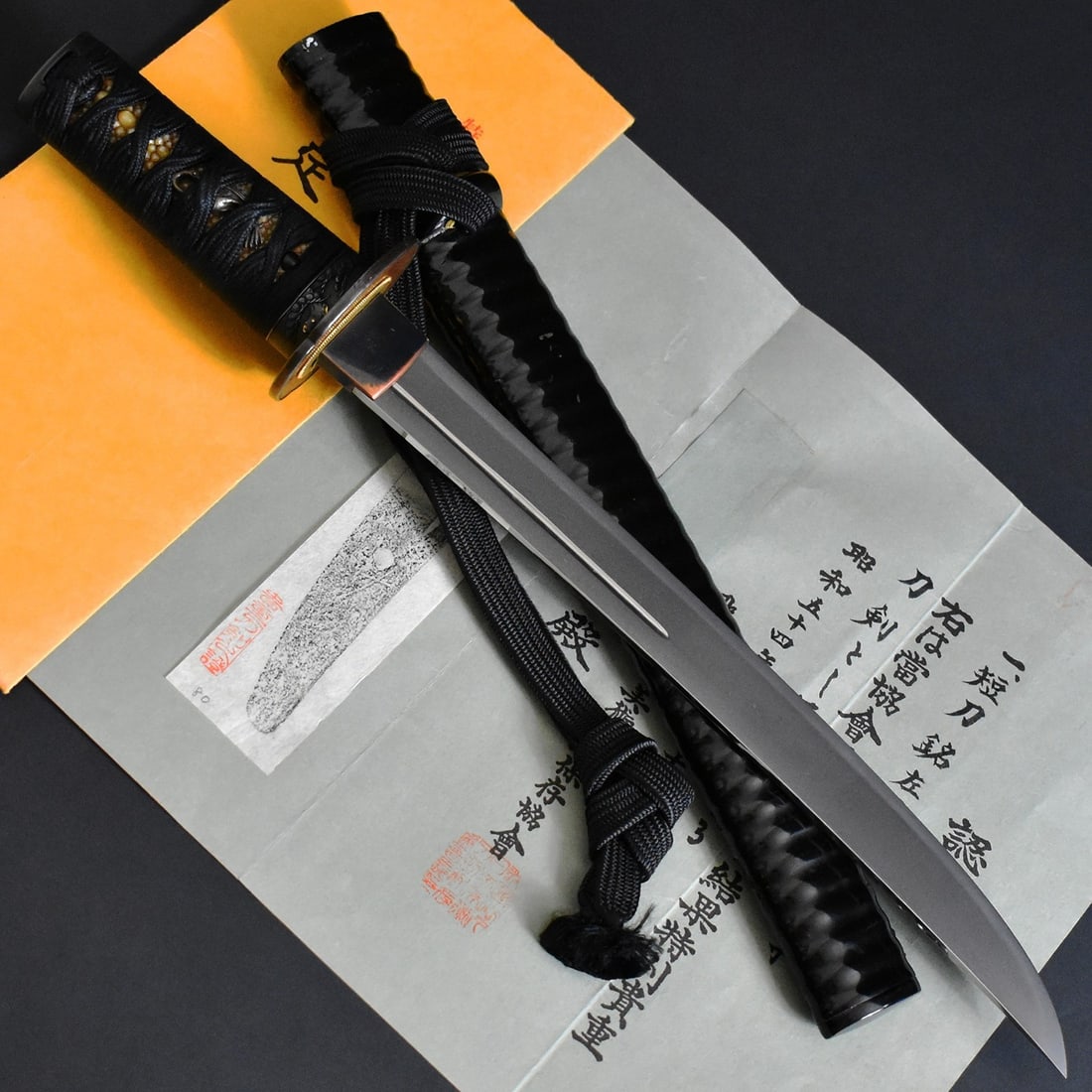 Rare Signed Ohishi Sa Muromachi Tanto NBTHK Paper: Size: Blade Length 27.4 cm - Curvature 0.1 cm - Total Length 43 cm. Blade Weight 173 g. Total Weight 498 g. Materials: Tamahagane steel. Condition: Excellent (normal signs of wear). This authentic Nih