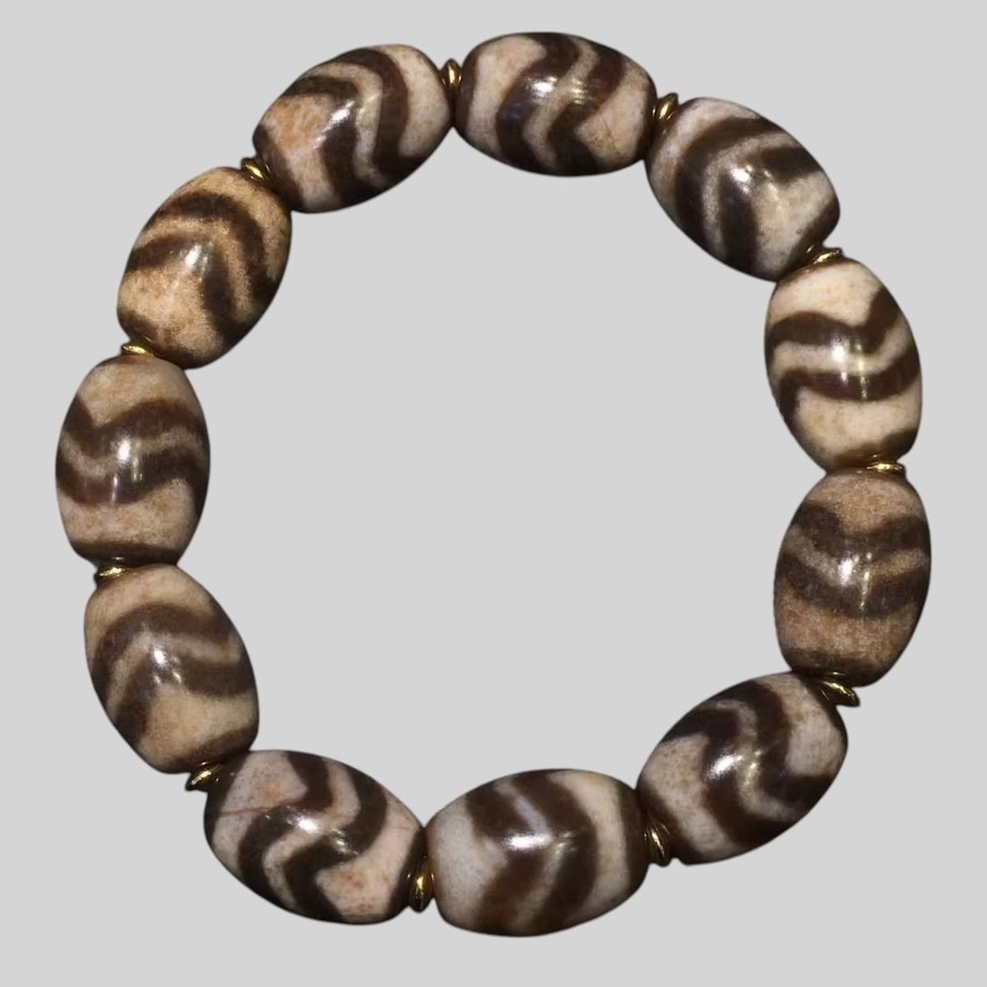 Retro-Style Natural Agate Water Pattern Bracelet: Size: Length 19.8 cm - Width 1.5 cm. Weight 26 g. Materials: Agate beads. Condition: Resembles a retro aesthetic. Crafted from natural agate beads, this vintage-style bracelet features a distinctive w