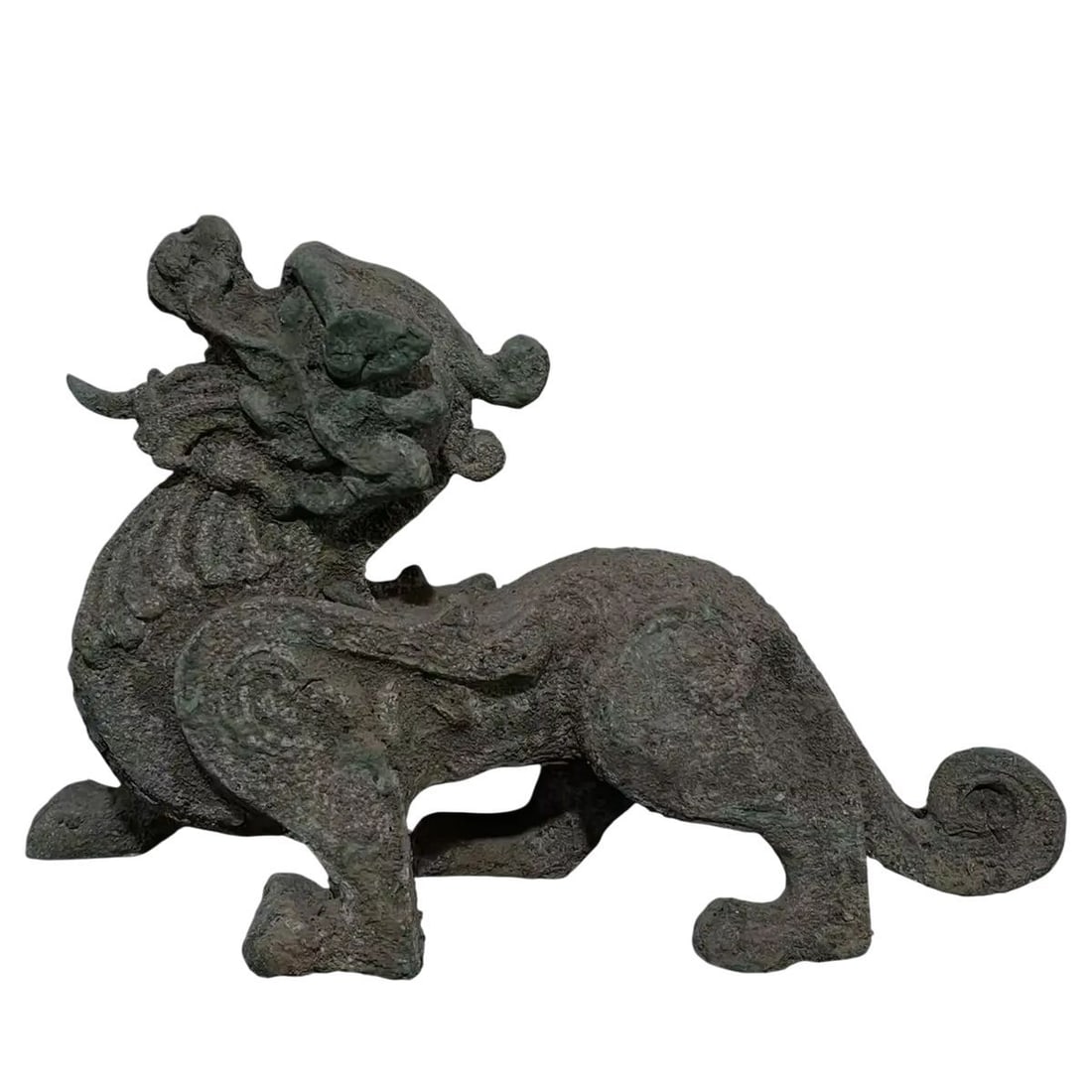 Han Dynasty Bronze Dragon Power Protection Symbol: Size: Height 16 cm - Length 24 cm - Width 8 cm. Weight 1.3 kg. Materials: Bronze. Condition: It has a look from a bygone era. This antique-style bronze statuette depicts a dragon, referring to the Han