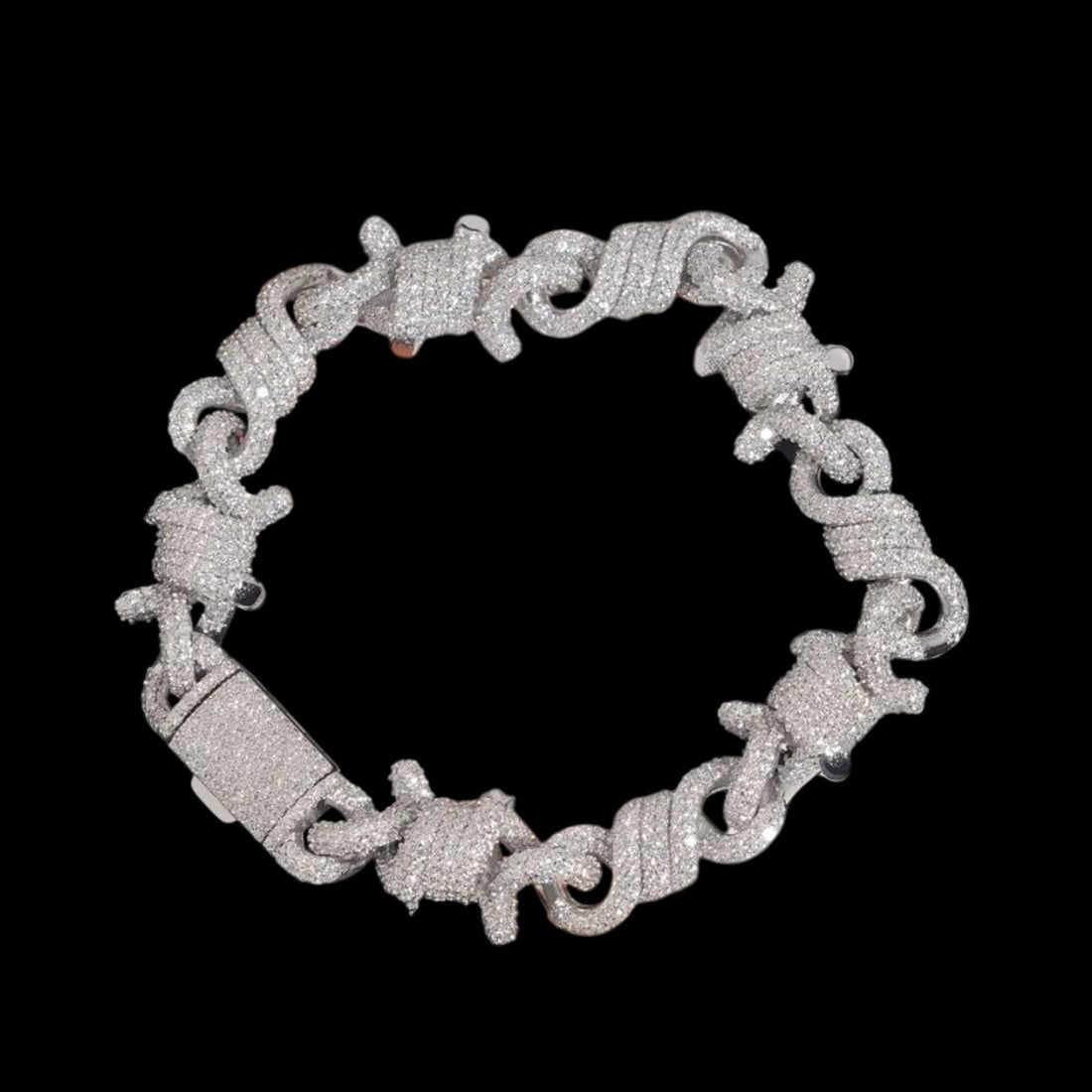 Moissanite Bracelet 925 Silver 8-Shaped Gilded: Size: Length 17.78 cm. Materials: S925 sterling silver, white gold plated, moissanite. Condition: New. This dazzling bracelet showcases a unique 8-shaped twisted chain design, expertly crafted from 92