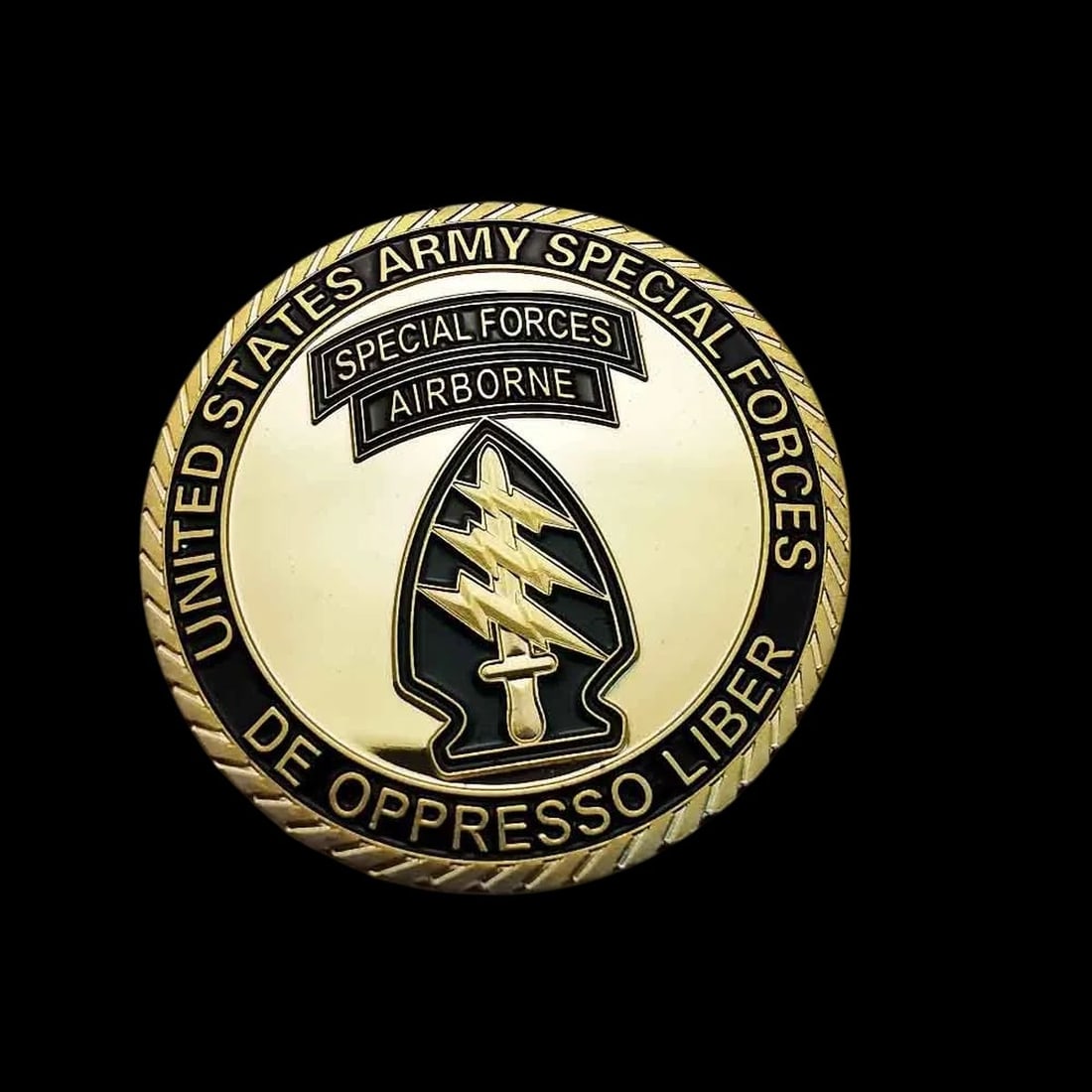 Gold-Plated Replica Coin US Army Special Forces: Size: Diameter 4 ?m - Thickness 0.3 ?m. Materials: Metal with plated gold. Condition: New. This is a replica of a commemorative coin honoring the United States Army Special Forces. The coin features a
