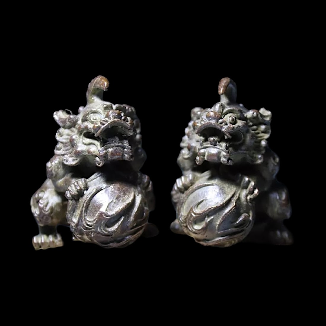 Vintage Copper Imperial Guardian Lions Figurines: Size: Height 5 cm - Length 4.5 cm - Width 3.8 cm. Materials: Copper, bronze. Condition: Looks like vintage. This pair of foo dogs, also known as guardian lions, is crafted from copper and bronze, show