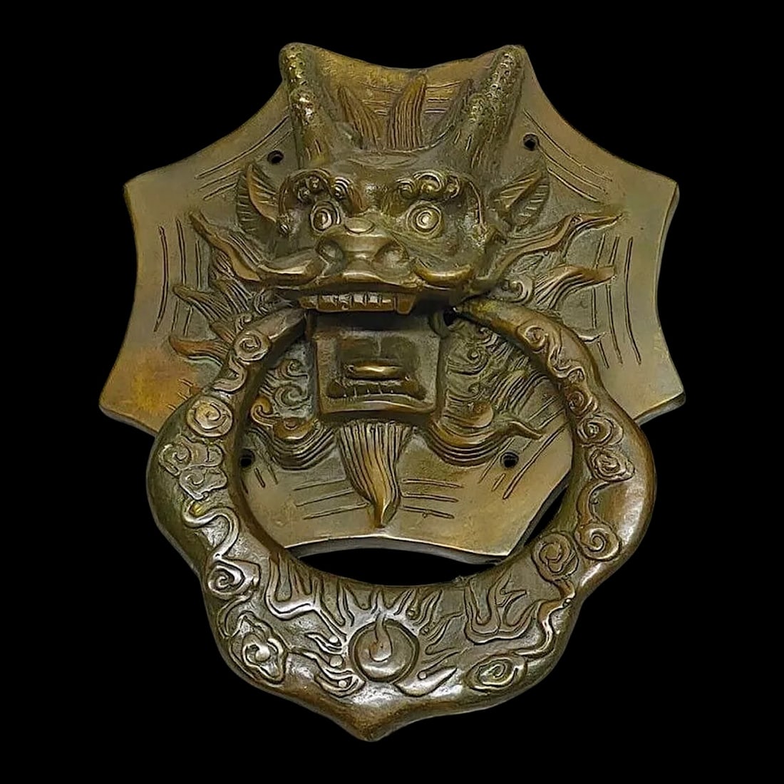 Retro-Inspired Bronze Foo Dog Motif Door Ring: Size: Height 17 cm - Length 14 cm. Materials: Copper, bronze. Condition: Looks like vintage. This retro-inspired door ring features a striking foo dog motif, symbolizing protection and strength. Craft