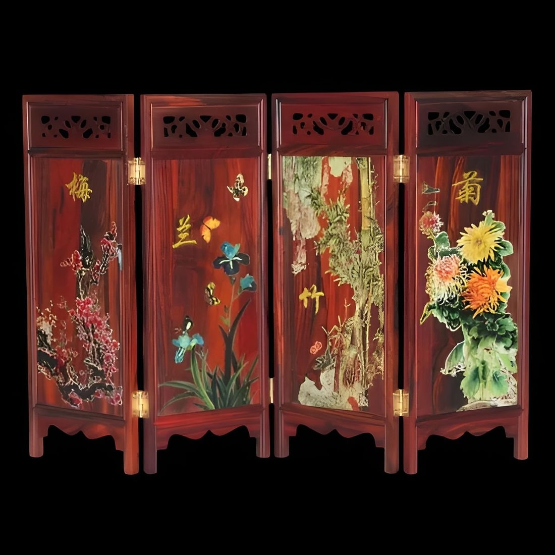 Rosewood Folding Screen Four Seasons Flowers Motif: Size: Height 22.8 cm - Length 8.8 cm (one panel) - Thickness 0.6 ?m. Number of panels 4 units. Materials: Rosewood, lacquering. Condition: New. This rosewood folding screen features exquisite lacquer