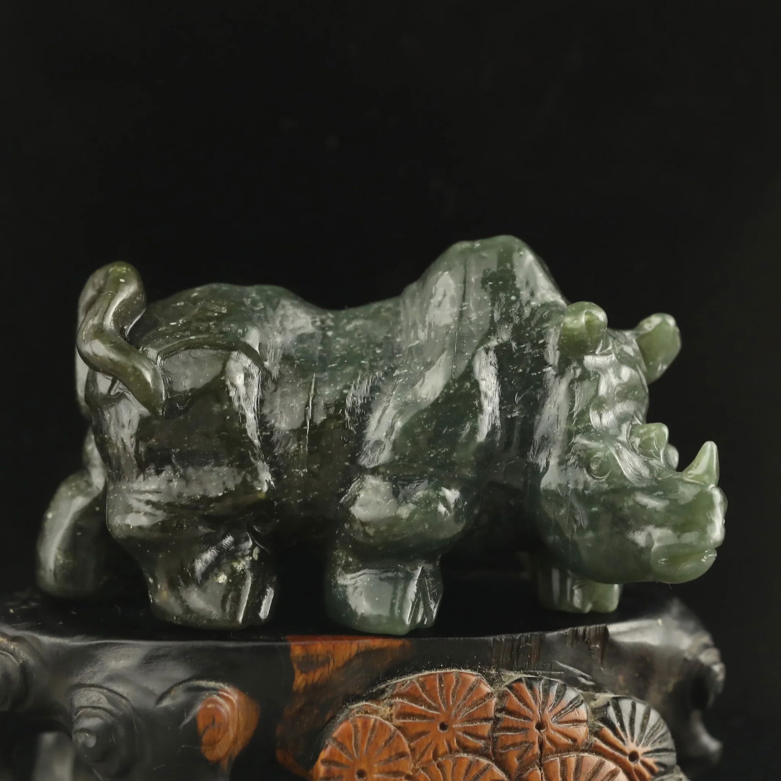 Green Nephrite Vintage-Inspired Asian Rhino Statue: Size: Height 8.4 cm - Length 4.5 cm - Width 3.3 cm. Materials: Hetian jade. Condition: Resembles a retro aesthetic. This natural Hetian jade pendant is finely hand-carved, depicting a rhinoceros. In C