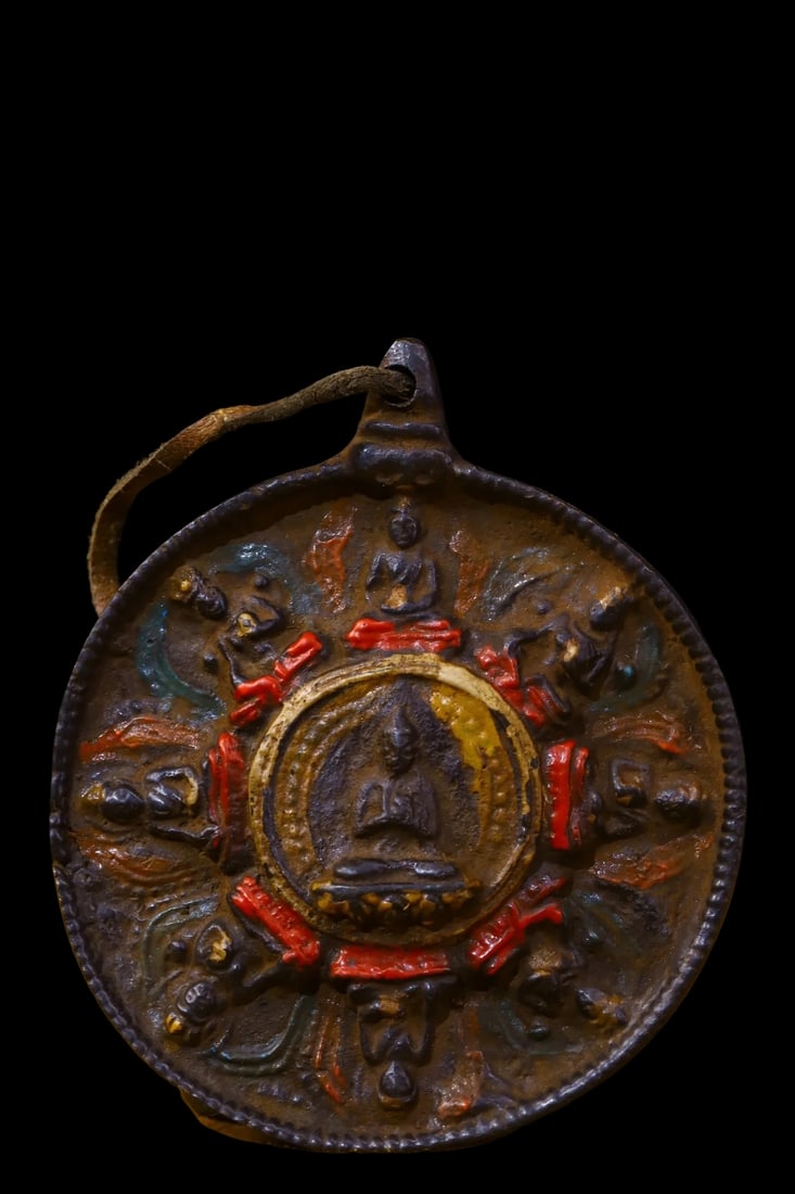 Cinnabar Buddha Pendant Ancient Style Symbols: Size: Height 8.3 cm - Length 7 cm - Width 1 cm. Weight 0.3 kg. Materials: Bronze, cinnabar. Condition: Resembles a retro aesthetic. This piece is fashioned in the manner of a traditional sacred plaque