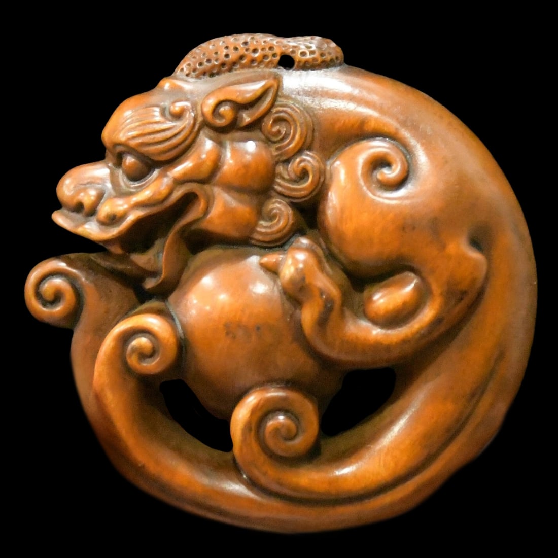 Retro Carved Figurine Pixiu Asian Pendant Netsuke: Size: Height 5 cm - Length 5 cm - Width 2 cm. Weight 1.2 kg. Materials: Boxwood. Condition: Resembles a retro aesthetic. This small sculpture is a detailed Boxwood carving of a Feng Shui mythical crea