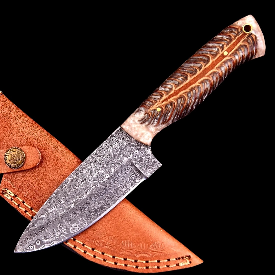 Custom Rain Drop Damascus Pinecone Resin Knife: Size: Overall length 22.9 cm - Blade length 11.7 cm - Handle length 11.7 cm. Materials: Damascus steel, pinecone resin, leather. Condition: New. This knife is a custom piece, hand-forged with a Damasc