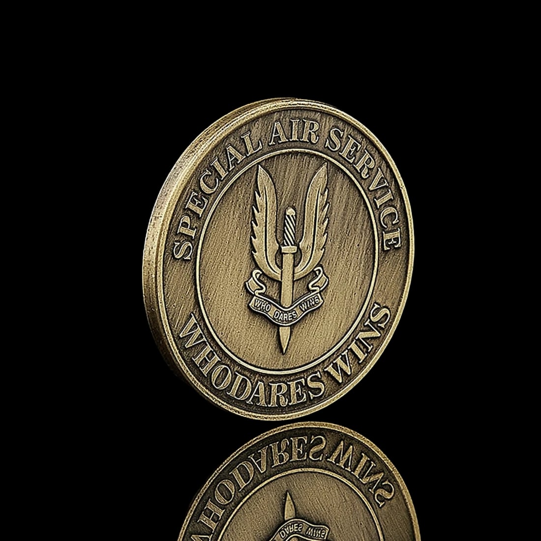 Grand Bronze Who Dares Wins Token Retro Style: Size: Length 44 mm - Width 3 mm. Weight 28 g. Materials: Metal. Condition: New. This coin is fashioned in the manner of a traditional military challenge coin.The obverse features the iconic winged dag